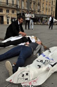 A Bordeaux, les infirmières tombent devant les passants