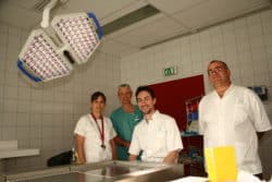©DR De gauche à droite, Céline Bravais, Alain Gaudray, Michael Senneville et Rémi Tentoni dans la salle de prélèvement située dans la chambre mortuaire du funérarium de l'hôpital.
