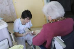 Prendre soin des personnes âgées, une véritable vocation pour Cathy Peltier, infirmière clinicienne à l'Ehpad de Craon (Hôpital local du sud-ouest mayennais).