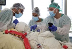 ©Natacha Soury Romuald, Karine et Charles : l’anesthésiste, l'aide soignante et l'infirmier, côte à côte, débutent le changement de pansements.