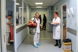 Katia, infirmière et Florence, médecin s'apprêtent à visiter les détenus au quartier disciplinaire le mitard