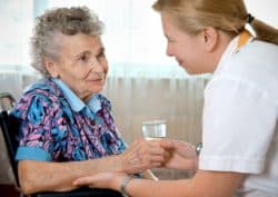 Eviter la perte d'autonomie des personnes âgées pendant une hospitalisation : une question d'organisation