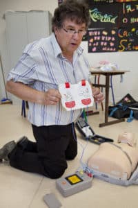 Michel Daudibon, infirmier, supervise un groupe de dix élèves, lors d'une formation aux gestes qui sauvent