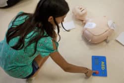 Infirmière scolaire : Chaque participant a à sa disposition un mannequin et un défibrillateur factice afin de pouvoir apprendre à utiliser l'appareil en complément du massage cardiaque externe