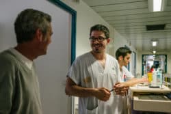 L’infirmier Pierre Mayeux et Jean-Claude Brice étudiant en soins infirmiers effectuent la distribution des médicaments