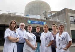 Une partie de l'équipe du service de santé de la centrale nucléaire de Paluel. L'infirmière, Catherine Martin (à droite) porte sur sa blouse son dosimètre.