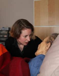 Clémentine Fensch réveille doucement sa patiente avant les soins