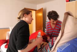 Amélie Boulanger (à droite) et Clémentine Fensch (à gauche), infirmières libérales, donnent son traitement à Anissa