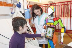 Le recours à la distraction grâce au robot Hope, au CHU de Rouen, permet une baisse durable des prescriptions médicamenteuses et un accroissement du bien-être des enfants et de leurs parents