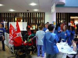 L'équipe infirmière de réanimation pédiatrique de l'hôpital Bicêtre en colère