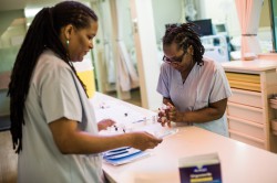 ©Juliette Robert Mapou et Karene infirmières préparent les traitements adjuvants