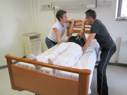 L'équipe de formateurs "Manutention des patients", Karine Biscaro, Sylvie Coquet et Jean-Luc Cathala montrent des techniques non traumatiques de mobilisation de patients.