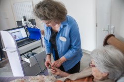 La télémédecine va-t-elle bouleverser le métier d'infirmière ? Marie-Odile Benoît, infirmière et cadre de santé à l'Ehpad Orpea de Saint-Rémy-lès-Chevreuse avec une patiente. ©Juliette Robert