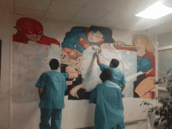 salle de garde d’un Hôpital où l’on voit une femme - Wonder Woman - subir un viol collectif et les assauts sexuels de quatre "super héros" (Flash, Superman, Superwoman et Batman).