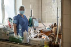 ©Oleksandr Ratushnyak Elena s’apprête à transférer le patient opéré dans une petite chambre transformée en salle de réanimation.