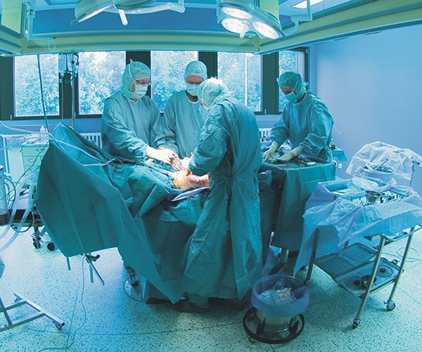 Un hôpital poursuivi pour avoir employé de faux infirmiers au bloc opératoire