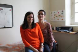Au Comede, les infirmiers et infirmières auprès des migrants ©Emilie Lay Khalda Vescovacci (à g.) et Cécile Ménard assurent l'éducation thérapeutique et l'éducation à la santé