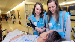 Service civique à l'AP-HP : des jeunes pour aider les familles Service civique à l'AP-HP : des jeunes pour aider les familles