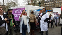 Infirmiers, Céline Berradj et Olivier Youinou animent le stand "Hôpital debout", place de la République