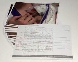 L'association a également envoyé une carte postale "choc" aux 577 députés. On y voit la petite Louise, un bébé né à 25 semaine d'amenorhée, intubée, qui tient la main de sa maman. Au verso, un texte raconte le quotidien bouleversant de cette petite fille et de ses parents. 