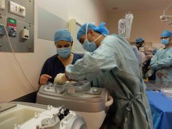 Dans le bloc opératoire, le chirurgien urologue et Joanne infirmière font le point sur le fonctionnement des "vital packs" qui transporteront les organes