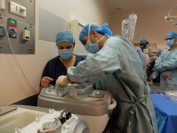Dans le bloc opératoire, le chirurgien urologue et Joanne infirmière font le point sur le fonctionnement des "vital packs" qui transporteront les organes Dans le bloc opératoire, le chirurgien urologue et Joanne infirmière font le point sur le fonctionnement des "vital packs" qui transporteront les organes