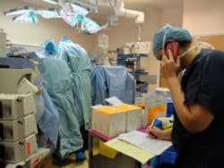 Joanne, infirmière se doit d'être en contact constant avec l'agence de biomédecine, y compris au bloc Joanne, infirmière se doit d'être en contact constant avec l'agence de biomédecine, y compris au bloc