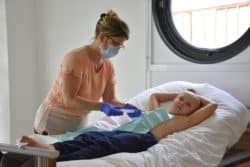 Outre les soins, l'infirmière a plus de temps pour écouter les enfants. Phare des sourires Outre les soins, l'infirmière a plus de temps pour écouter les enfants. Phare des sourires