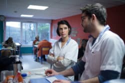 Marie, infirmière et Pierre infirmier préparent les médicaments dans la cantine du Centre. © Charlotte Gonzalez.