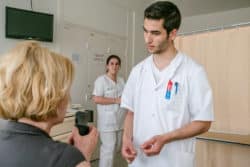 Brice Jean-Claude, ESI étudiant en soins infirmiers et Audrey Scholving, Infirmière, accueillent une nouvelle patiente traitée pour addiction à l’alcool Brice Jean-Claude, ESI étudiant en soins infirmiers et Audrey Scholving, Infirmière, accueillent une nouvelle patiente traitée pour addiction à l’alcool
