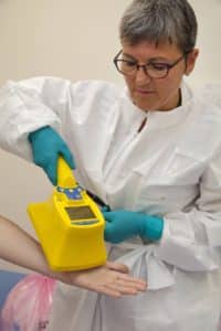 Catherine Martin, infirmière, détecte la contamination radioactive grâce à son contaminamètre.