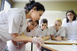 Salle de TP des étudiantes en soins infirmiers en troisième année à l'IFSI d'Ivry-sur-Seine