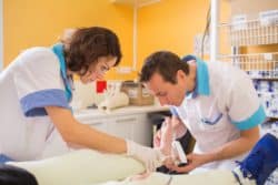 Surveiller et refaire les plâtres : un travail conjoint entre Richard Kaiss, infirmier, et Emilie Fabreguettes, masseuse-kinésithérapeute Surveiller et refaire les plâtres : un travail conjoint entre Richard Kaiss, infirmier, et Emilie Fabreguettes, masseuse-kinésithérapeute