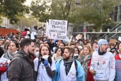 Les ESI étudiants en soins infirmiers en première ligne, lors de la manifestation unitaire du 8 novembre 2016 à l'appel de 17 organisations infirmières