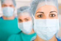 Les infirmières exerçant au bloc depuis plus de 2 ans devraient bien pouvoir continuer à pratiquer certains actes exclusifs des IBODE, sous conditions