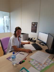 Sandrine Jalade, Infirmière, lors d'un entretien téléphonique avec un patient Sandrine Jalade, Infirmière, lors d'un entretien téléphonique avec un patient