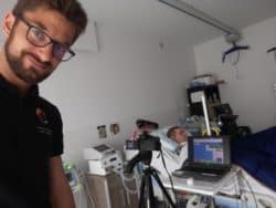 « Yannou panse vos vidéos » : un infirmier avec une caméra à la main
