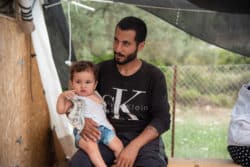 Un migrant syrien attend que son fils puisse être consulté par un médecin dans le centre de soins de MSF Un migrant syrien attend que son fils puisse être consulté par un médecin dans le centre de soins de MSF