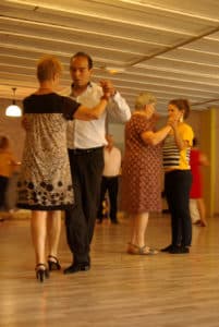 Le tango est une posture du corps, depuis les pieds jusqu'au sommet de la tête, c'est une danse construite de l'intérieur qui passe par le squelette.