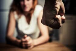 Violences conjugales : les députés ouvrent la voie au signalement par les professionnels de santé, sans l'accord des victimes