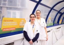 Vanessa Pibiri et Carole Mardesson, infirmières de recherche clinique, dans les couloirs de l'Institut Curie