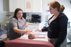 Terri Chesley, infirmière au Cynthia Day center à Nashua, prend en charge les mères et leurs enfants, dont certains nés sous addiction