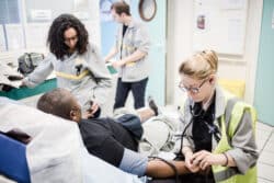 Un malaise dans l'usine. Elodie (au premier plan) et Nawel (à gauche) surveillent les constantes avant l'arrivée des secours