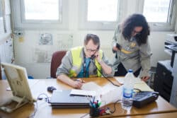 En santé au travail, la relation médecin-infirmier est essentielle. A l'usine Renault de Flins, Nawel et le Dr Alexandre Quignette se partagent les tâches