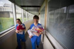 A gauche, Gaëlle Cavan, présidente de l'association Les Fées bleues; à droite, Nadège, trésorière. Toutes les deux sont puéricultrices au CHU de Bordeaux