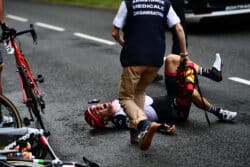Mutuaide intervient également lors du Tour de France. En cas de chute ou de besoin d'intervention, le chef médical décide de la procédure