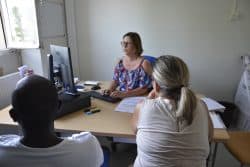Sylvie Mauvoisin, infirmière santé au travail-environnement du centre Artémis reçoit un couple pour un long questionnaire
