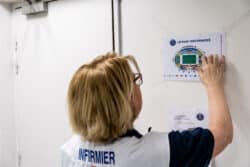 Quatre infirmeries sont réparties de part et d'autres du Parc des Princes. Dans chacune d'elles : un médecin et/ou un infirmier avec une équipe de secouristes