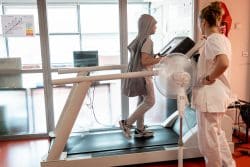 Pierre est diabétique. Hospitalisé à la clinique, il commence son échauffement sur un tapis de course en vue de sa séance d'activité physique adaptée