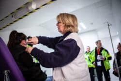 Marie-Lou, infirmière pour ISMA, prend en charge une jeune femme qui a fait un malaise dans les tribunes, lors du match au Parc des Princes